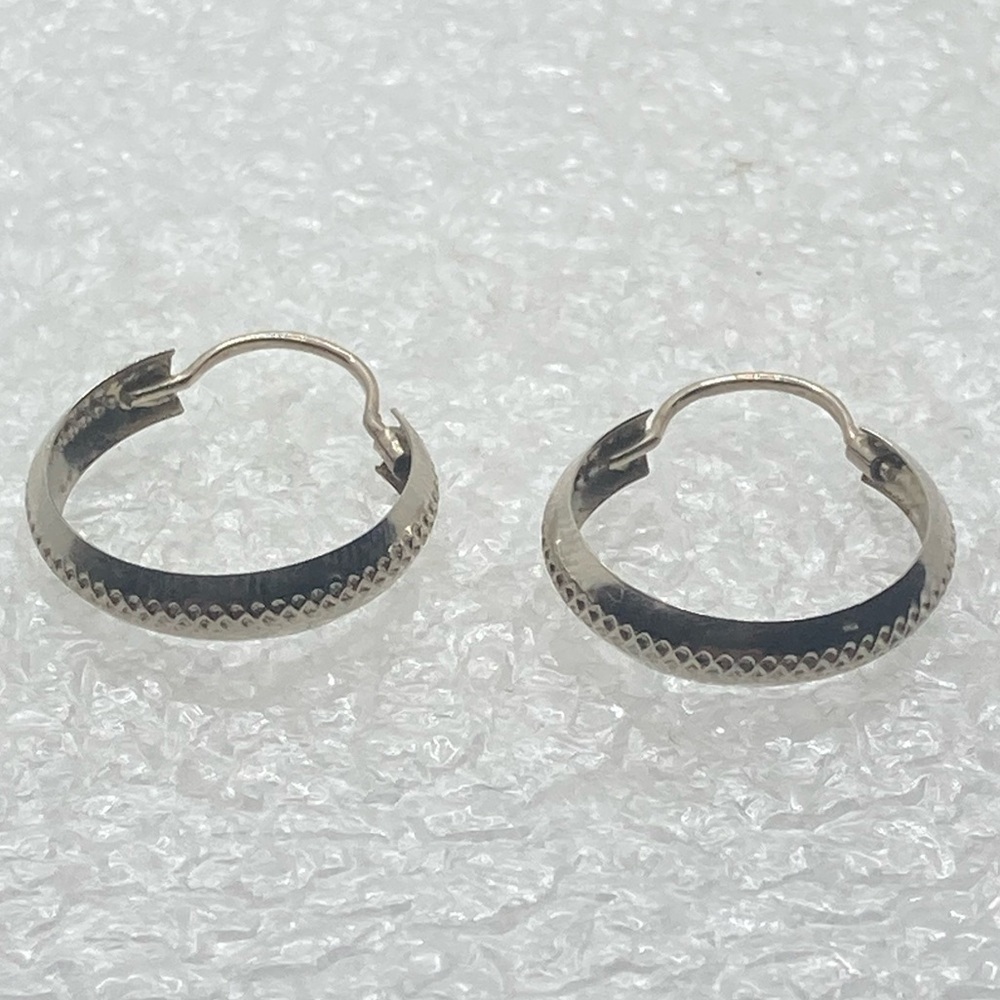 Vtg Sterling Silver Dotted Pattern Mini Hoop Earrings / .7” / 3mm Width